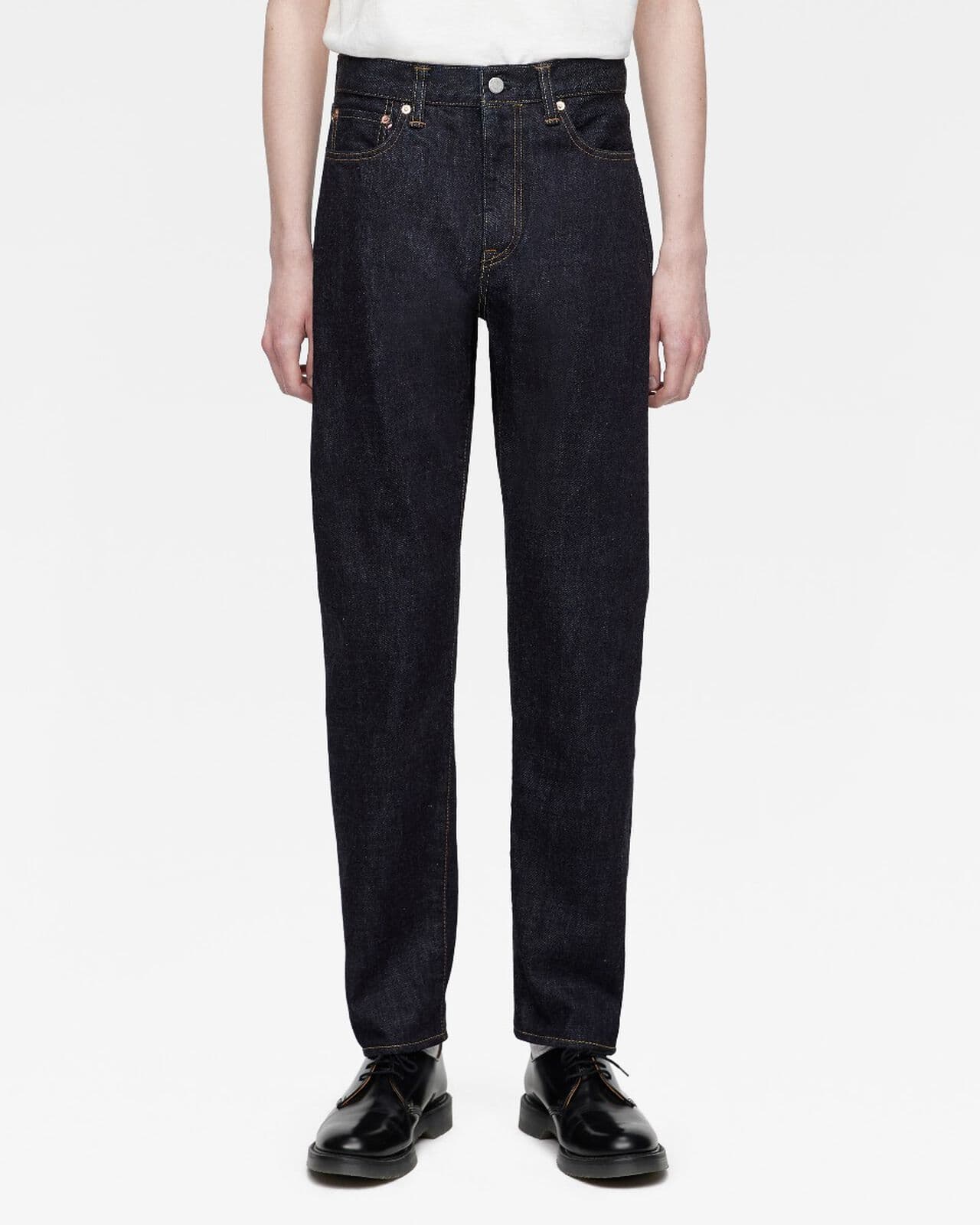 Jeans Momotaro em fotografia oficial de produto.